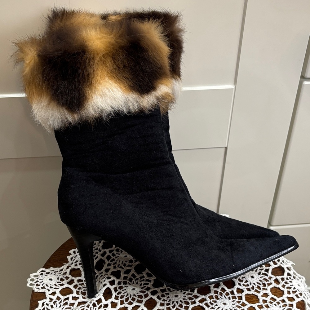 Chic Black Heeled Boots with Fur Trim
